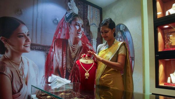 Dhanteras 2025: ধনতেরসে সোনা-রুপো কিনতে চান? জেনে নিন শুভ মুহূর্ত