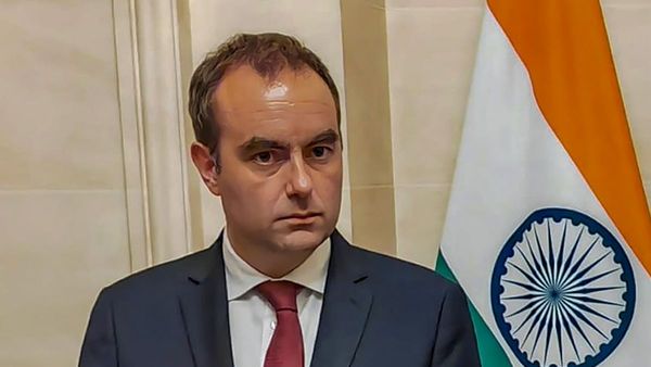 মন্ত্রিসভা ঘোষণার কয়েক ঘণ্টার মধ্যেই ফ্রান্সের প্রধানমন্ত্রী পদ থেকে সেবাস্তিয়ান লেকরনু-র পদত্যাগ