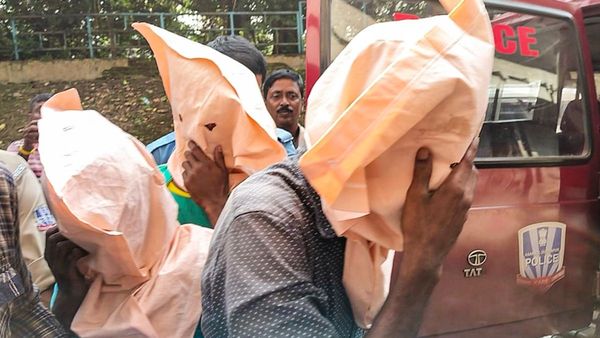 দুর্গাপুরে মেডিক্যাল পড়ুয়ার ধর্ষণের ঘটনায় গ্রেফতার বেড়ে ৪, আরও এক অভিযুক্তের খোঁজে পুলিশ