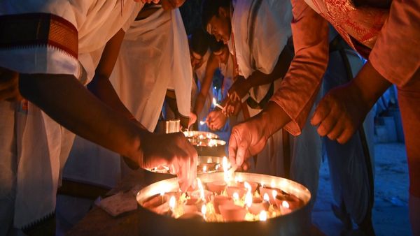 সুখ-সমৃদ্ধি চান? শাস্ত্র মতে দীপাবলিতে কয়টি প্রদীপ জ্বালানো উচিত এবং কোন দিকে? জানুন