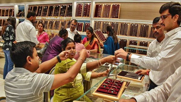 বড় খবর: সপ্তাহের শুরুতেই কমে গেলো সোনার দাম! কত হলো? জানুন