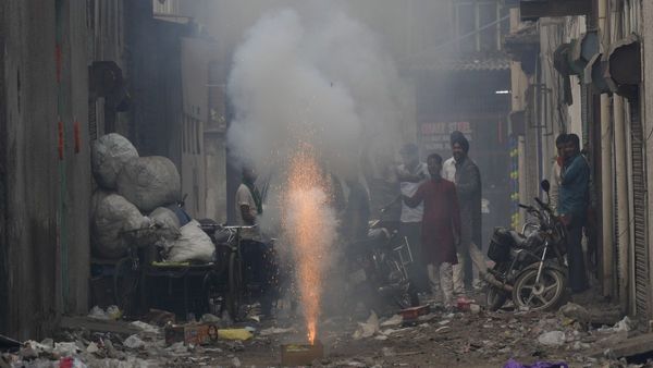 'সবুজ' দীপাবলিতে দূষণের 'বিষে' ঢাকল দিল্লি! AQI-এর মান কত জানেন? চিন্তায় রাজধানীর মানুষরা