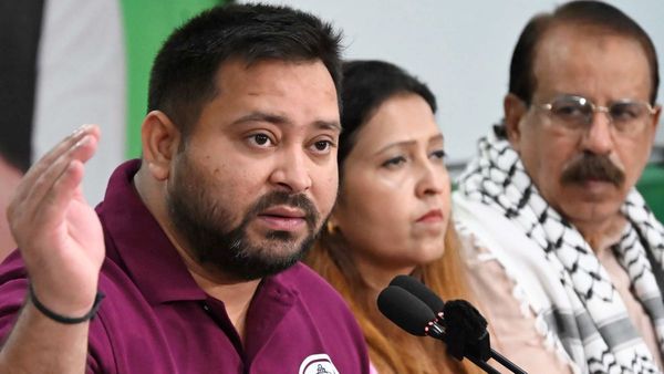 বিহার নির্বাচন: জীবিকা দিদি-দের স্থায়ী চাকরি ও ৩০ হাজার টাকা বেতনের প্রতিশ্রুতি তেজস্বী যাদবের