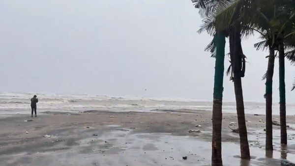 ৩০০ কিলোমিটার গতিবেগে জামাইকায় আছড়ে পড়ল হারিকেন মেলিসা, শতাব্দীর সবচেয়ে ভয়ঙ্কর ঘূর্ণিঝড়ে তছনছের আশঙ্কা