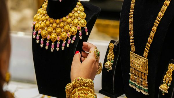 সোনার দাম বাড়বে নাকি কমবে? সোনা নিয়ে বিরাট ভবিষ‍্যদ্বাণী বাবা ভাঙ্গার! চিন্তায় সকলে