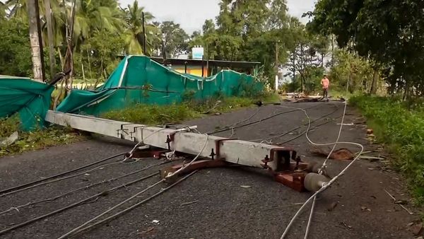 ৩০০টি বিদ্যুতের খুঁটি উপড়ে, ২০ হাজার একর জমির ফসল নষ্ট করে অন্ধ্র থেকে বিদায় ঘূর্ণিঝড় মন্থার