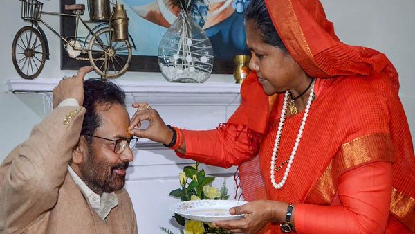 ভাইকে ফোঁটা দেওয়ার শুভ সময় কখন? কোন কোন নিয়ম মানলে ভাইয়ের মঙ্গল হবে? জানুন সবটা