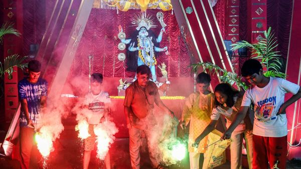 কালীপুজোর রাতে দূষণের মাত্রা নিয়ে বড় দাবি নগরপালের, পরিবেশবিদদের কথায় উল্টো চিত্র