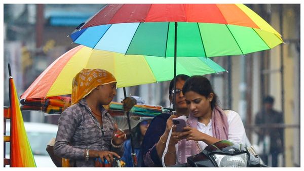 দক্ষিণে বজ্রসহ বৃষ্টির সতর্কতা, উত্তরে স্বস্তির ইঙ্গিত,আজকের আবহাওয়া কোথায় কেমন?