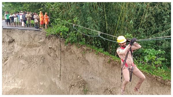 উত্তরবঙ্গে ঝড়বৃষ্টির পরও চলছেই উদ্ধারকাজ, জারি সতর্কতা,রাজ্য সফরে ডেপুটি নির্বাচন কমিশনার,আর কি কি রয়েছে?