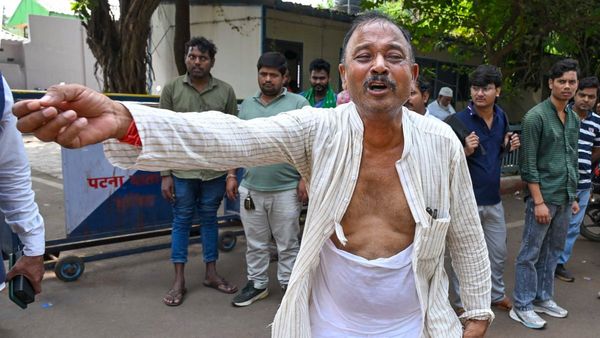 ২.৭ কোটি টাকা দিয়ে মেলেনি নির্বাচনের টিকিট! লালুর বাড়ির সামনে জামা ছিঁড়ে রাস্তায় গড়়াগড়ি মদনের