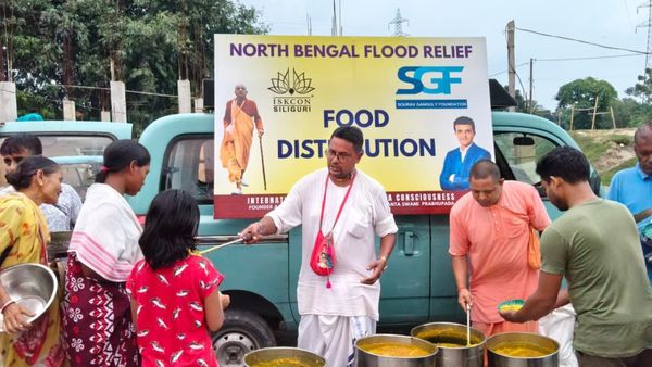 উত্তরবঙ্গের দুর্গতদের পাশে মানবিক মহারাজ, ইসকনের সঙ্গে সৌরভ হাত মিলিয়ে মনে করালেন করোনাকাল