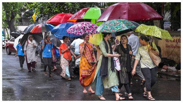 দুর্গোৎসবের শেষ পর্যায়ে আবহাওয়ার চোখরাঙানি, নজরে ক্রিকেটও