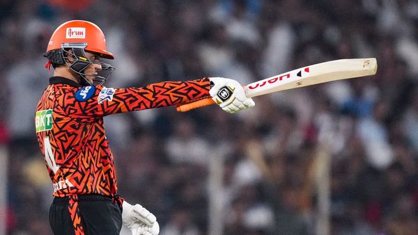 অভিষেকের পাল্টা অভিমন্যুর অপরাজিত শতরান! তবু সৈয়দ মুস্তাক আলি ট্রফিতে বড় ধাক্কা খেল বাংলা, পাঞ্জাব শীর্ষে