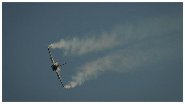 দুবাই উড়ান প্রদর্শনীতে ভয়াবহ দুর্ঘটনা, আকাশেই ভেঙে পড়ল ভারতীয় তেজস যুদ্ধবিমান, পাইলটের মর্মান্তিক মৃত্যু