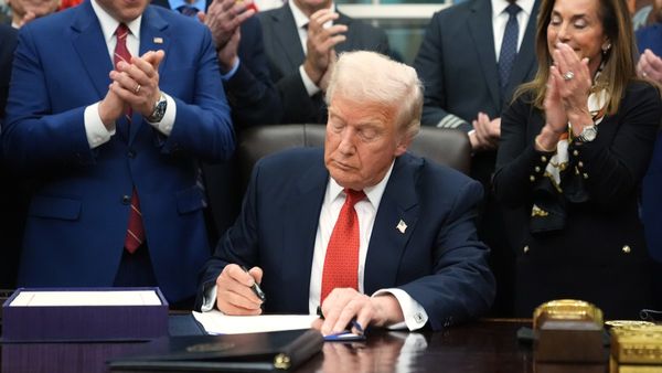 এপস্টাইন ফাইলস প্রকাশের জন্য বিল সাক্ষর করেছেন মার্কিন প্রেসিডেন্ট ডোনাল্ড ট্রাম্প