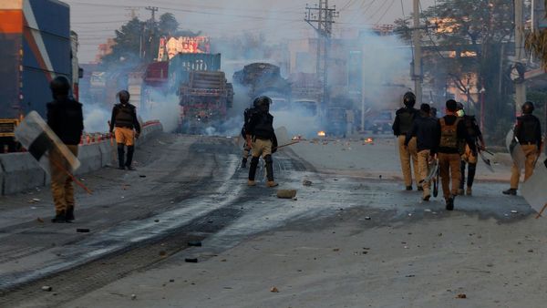 পাকিস্তানের পেশোয়ারে আধাসেনার সদর দফতরে আত্মঘাতী হামলা, হতাহত বেশ কয়েকজন