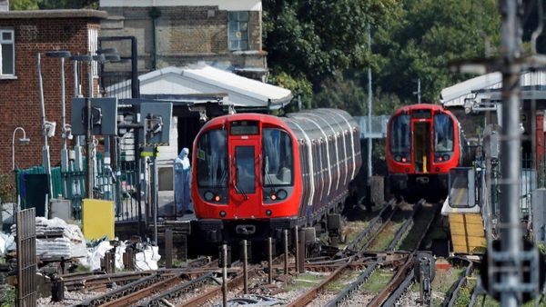 রক্তাক্ত লন্ডন! চলন্ত ট্রেনে দুষ্কৃতীদের হামলা, যাত্রীদের একের পর এক কোপ, গুরুতর আহত বহু