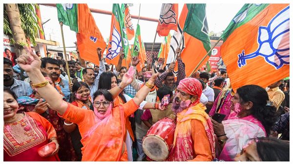 ২০০ পেরোতেই উচ্ছ্বাসে ফেটে পড়ল বিহার, লিট্টি চোখা, জিলিপিতে জমজমাট NDA র বিজয়োৎসব