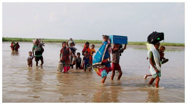 ৭৭ বছরেও সেতু নেই, ভোটও নয়, জীবনের ঝুঁকি নিয়ে নদী পারাপারে বিহারের গ্রামবাসীদের হতাশা চরমে