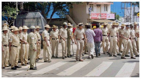 বেঙ্গালুরু কেন্দ্রীয় কারাগারে ফের নিরাপত্তা ফাঁক! ফোন, টিভি নিয়ে আরামে হাই প্রোফাইল বন্দিরা