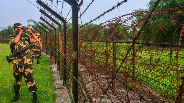 বাংলাদেশে পালানোর সময় আটক অন্তত ৪৫ জন, এসআইআর আবহে শুরু রাজনৈতিক তরজাও
