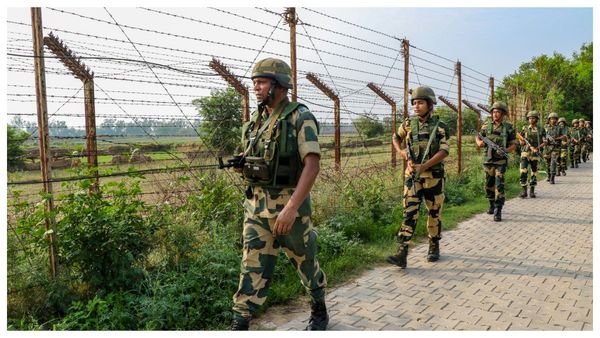 সীমান্ত পেরোতে গিয়ে ৪৫ বাংলাদেশিকে আটকে পুলিশের হাতে তুলে দিল বিএসএফ