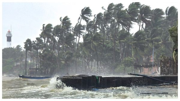 দিতওয়া ঘূর্ণিঝড়ে বিপর্যস্ত তামিলনাড়ু, উড়ান স্থগিত, কলেজ স্কুলে ছুটি, উপকূলে লাল সঙ্কেত