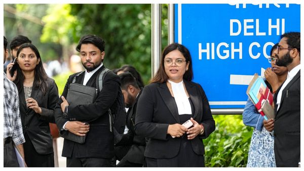 লোকপাল অনুমোদনের বিরুদ্ধে মহুয়া মৈত্রর আবেদনে ২১ নভেম্বর শুনানি দিল্লি হাইকোর্টে