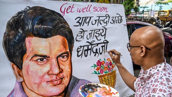 হাসপাতাল থেকে ছাড়া পেলেন ধর্মেন্দ্র, স্বাস্থ্যের খেয়াল রাখছে পরিবার, বাড়িতেই আইসিইউর ব্যবস্থাপনা