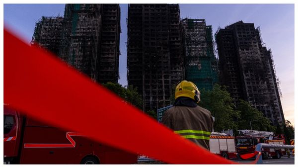 হংকং এ মৃত্যুর মিছিল থামছে না, অগ্নিকাণ্ডে ৯৪ জনের প্রাণহানি, তদন্তের জালে ঠিকাদারি সংস্থার কর্মকর্তারা