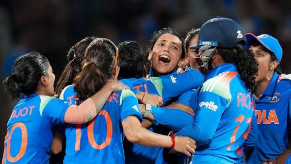 শেফালি-দীপ্তিদের দ্যুতিতে ইতিহাস, দক্ষিণ আফ্রিকাকে হারিয়ে প্রথমবার বিশ্বকাপ জিতল হরমনপ্রীতের ভারত