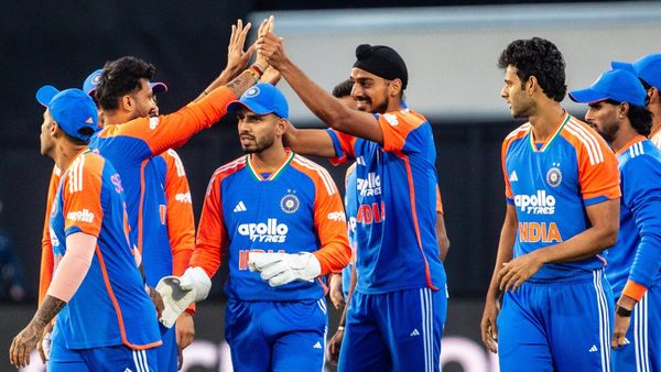 অর্শদীপ-বরুণের বল হাতে দাপটের পর হোবার্টে 'সুন্দর' শো, অস্ট্রেলিয়াকে হারিয়ে টি২০ সিরিজে সমতা ফেরাল ভারত