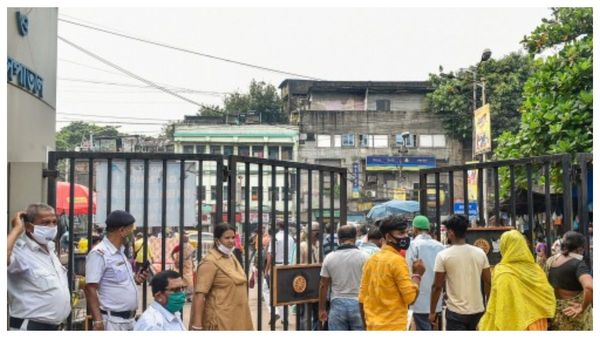 রাজারহাটে ভয়াবহ বাস দুর্ঘটনা, খালে উল্টে গেল যাত্রীবোঝাই বাস, আহত বহু, আসল কারণ কী?