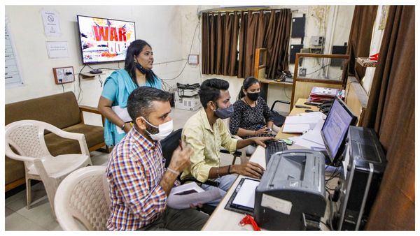 বিদেশে থাকলে লাইফ সার্টিফিকেট জমা কীভাবে? কেন্দ্রের নতুন নিয়মে কি মিলল স্বস্তি? জানুন