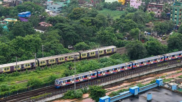 মেট্রো চলবে আরও বেশি, কোন রুটে কখন প্রথম ও শেষ ট্রেন জেনে নিন