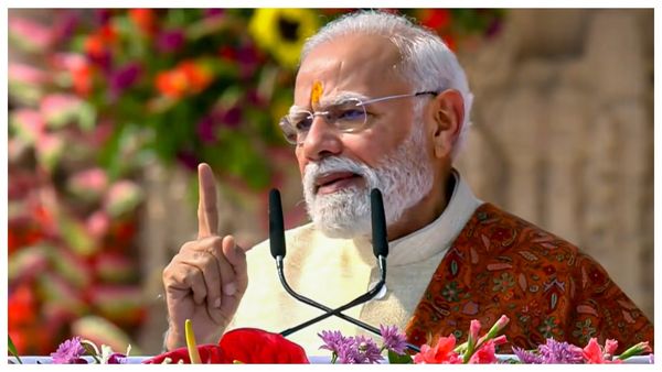 অযোধ্যায় রামমন্দিরের চূড়ায় গেরুয়া পতাকা উত্তোলন, সমাপ্তির পূর্ণতার বার্তা দিলেন প্রধানমন্ত্রী