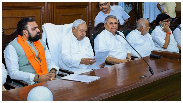 এনডিএর সম্ভাব্য জয়, মুখ্যমন্ত্রী পছন্দে প্রতিদ্বন্দিতা