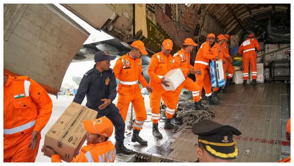 দিতওয়ার দাপটে বিপর্যস্ত শ্রীলঙ্কার পাশে ভারত, চলছে সাগর বন্ধু অভিযান, মৃতের সংখ্যা ছুঁল ১২৩