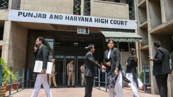 সুখবর! বিবাহিত মেয়েরাও প্রয়াত বাবার পেনশনের যোগ্য, বড় রায় হাইকোর্টের, কোন নিয়মে?