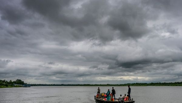 মুখ ভারী আকাশের! দুর্যোগ কি এখনও কাটেনি? কোন কোন জেলায় বৃষ্টি? জানুন আবহাওয়ার আপডেট