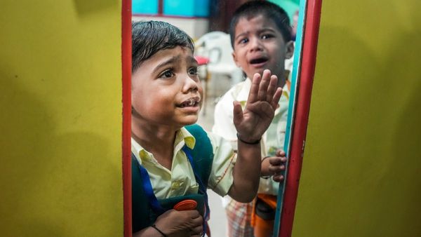 'হ্যাঁ, আমি ভুল করেছি...'! হোমওয়ার্ক না করায় শিশুকে গাছে ঝুলিয়ে শাস্তি, কোথায়? জানুন