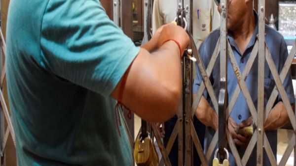 SIR-এর কাজে গেলে পড়াবে কে? স্কুলে BLO-দের তালা বন্ধ করে রাখলেন অভিভাবকরা! আসল ঘটনা কী?