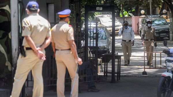 স্কুলে আসতে দেরি! পিঠে ব্যাগ নিয়ে ছাত্রীকে এই কঠিন শাস্তি শিক্ষকের, তারপর মৃত্যু, কী ঘটেছিল? শোরগোল গোটা দেশে