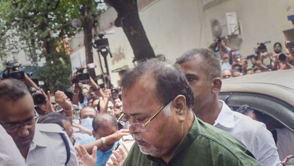 অবশেষে জেলমুক্তি শিক্ষক নিয়োগ দুর্নীতিতে অভিযুক্ত পার্থ চট্টোপাধ্যায়ের