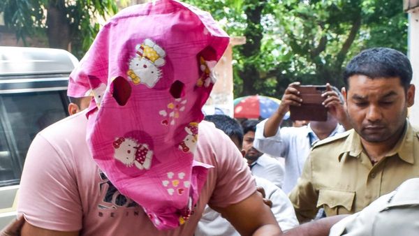 টাকা দিলেই চাকরি! আগে থেকে পুলিশের পরীক্ষার প্রশ্ন হাতে তুলে দেওয়ার প্রতিশ্রুতি, গ্রেফতার সিভিক ভলান্টিয়ার