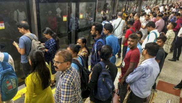 ব্যস্ত সময়ে মেট্রো বিভ্রাট! দক্ষিণেশ্বর থেকে শহিদ ক্ষুদিরাম, পরিষেবা ব্যাহত হওয়ায় ক্ষুব্ধ যাত্রীরা