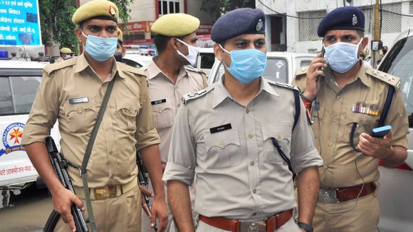 চার মিনিটে ৫২ বার 'Sorry'! স্কুলের ছাদ থেকে ঝাঁপ অষ্টম শ্রেণীর স্কেটিং চ্যাম্পিয়নের, ঘটনা কী? জানুন