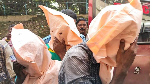 বন্ধুর বাড়িতে নিয়ে গিয়ে স্কুল ছাত্রীকে গণধর্ষণ! অন্য একজনের নগ্ন ভিডিয়ো শুট, নরেন্দ্রপুরে ঘটনা ঘিরে শোরগোল