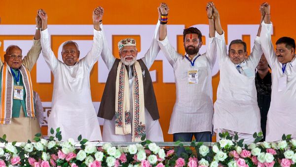 বিহারে একচুল হলেও এগিয়ে এনডিএ জোটই, নেতা হিসাবে তেজস্বী কি এগিয়ে নীতীশের চেয়ে? কী বলছে অ্যাক্সিসের বুথ ফেরত সমীক্ষা!